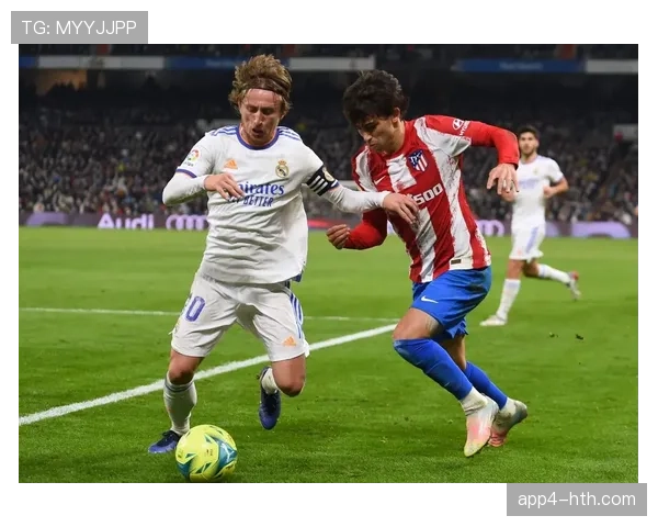 终场哨响,36岁的莫德里奇坐在伯纳乌草皮上久久未起