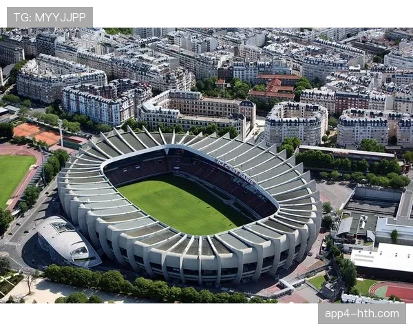 巴黎王子公园球场外,未能购票的球迷设立大型观赛区